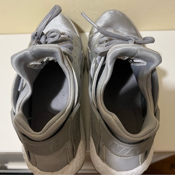 Nike Air Huarache Run SE Women's Running Shoes Size 7 Metallic Silver - Picture 7 of 10